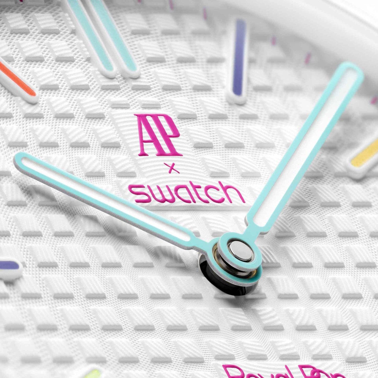 Huit Blanc Royal Pop Desk Clock Display